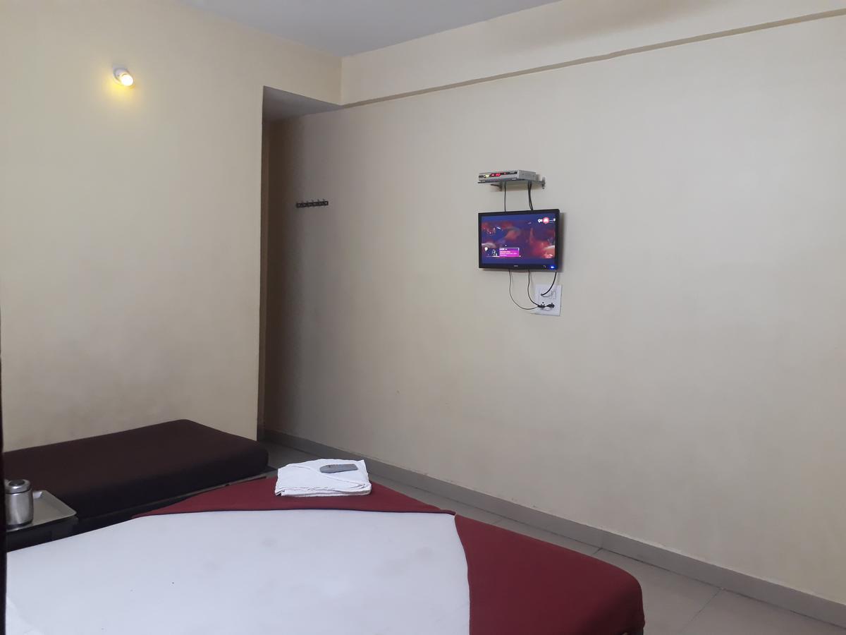 Hotel Gourav Palace Ширди Экстерьер фото
