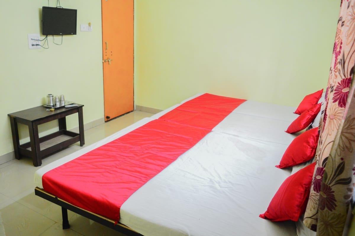 Hotel Gourav Palace Ширди Экстерьер фото